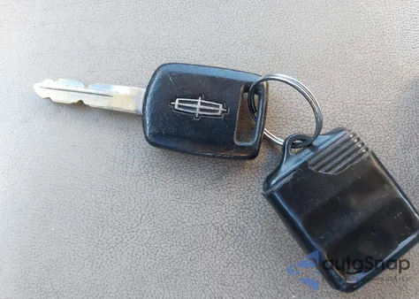 2010 Lincoln Town Car Signature Limited из США, поврежденный, VIN 2LNBL8CV1AX605844